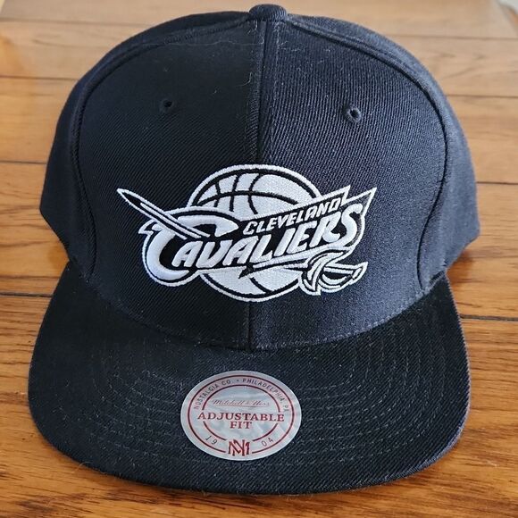 NEW Cleveland Cavaliers black and white snapback cap hat by Mitchell & Ness - Picture 1 of 8